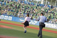 マウンドに向かう大原櫻子。