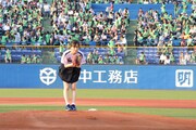 バッターボックスを見つめる大原櫻子。