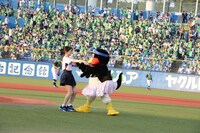 つばみに駆け寄る大原櫻子。