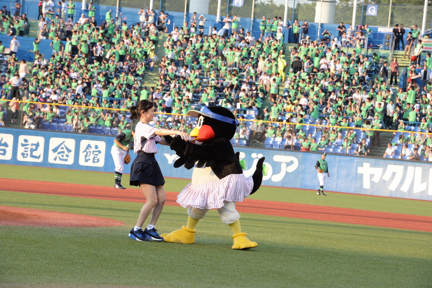 つばみに駆け寄る大原櫻子。