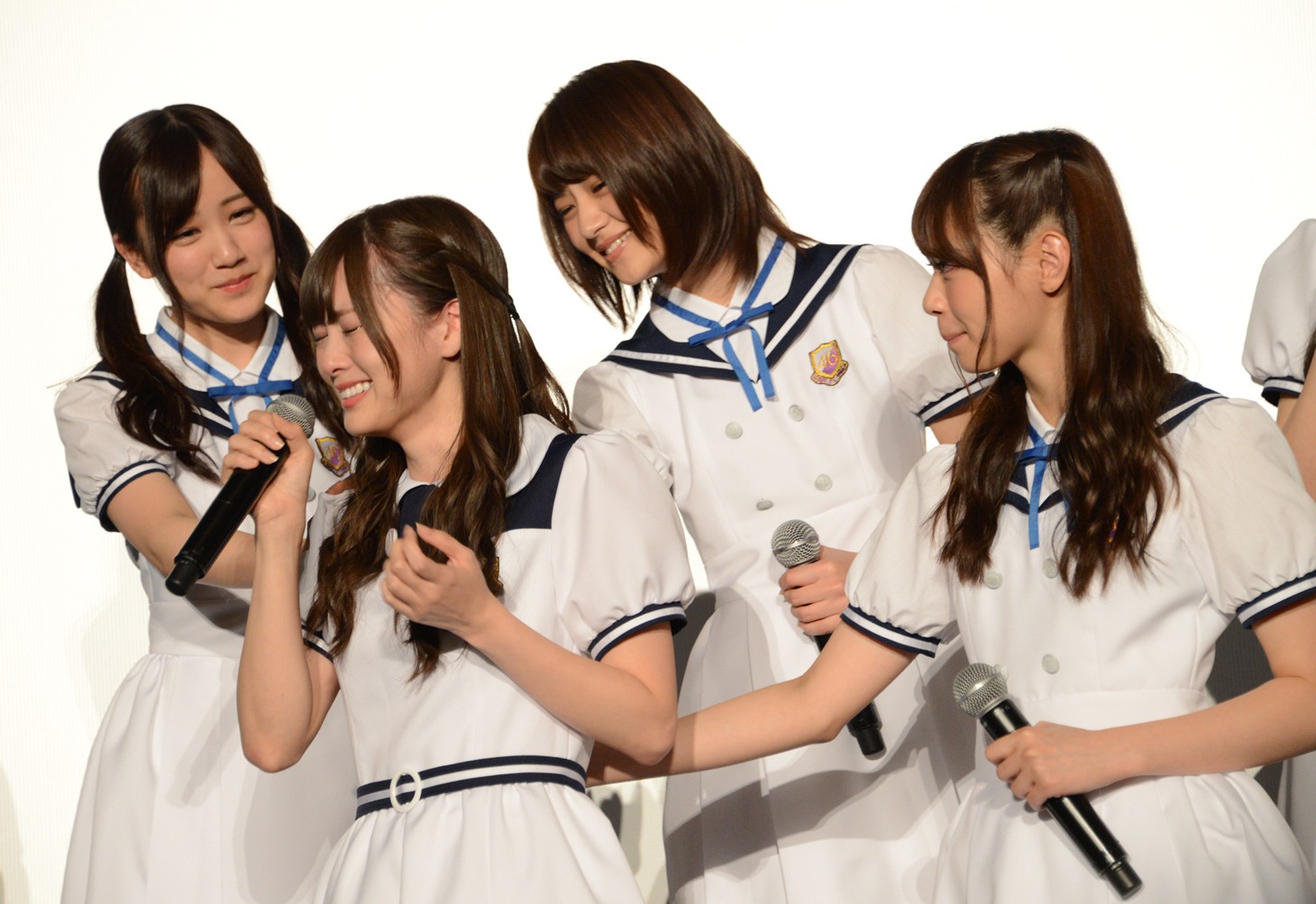 涙で声を詰まらせる白石麻衣（左から2番目）と、彼女を支える星野みなみ、若月佑美、西野七瀬。