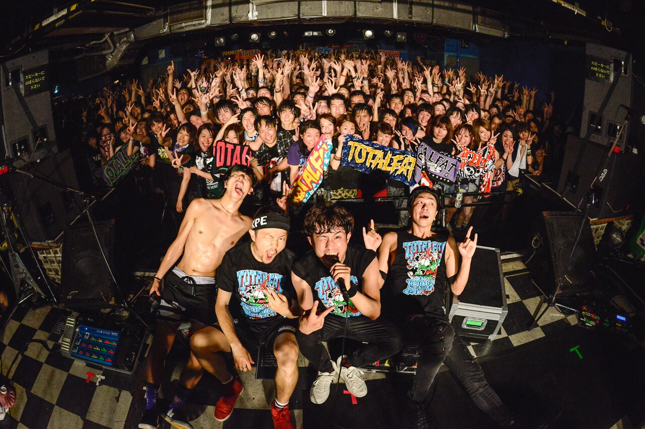 「肩貸し合ってここまで来た」TOTALFAT、原点回帰のツアー初日