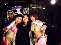 畑中葉子と一緒に記念撮影するベッド・イン。（撮影：北岡一哲）