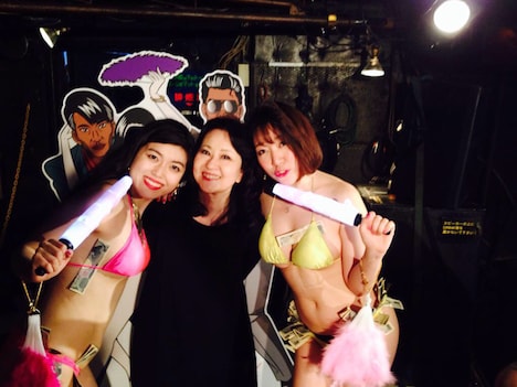 畑中葉子と一緒に記念撮影するベッド・イン。(撮影:北岡一哲)