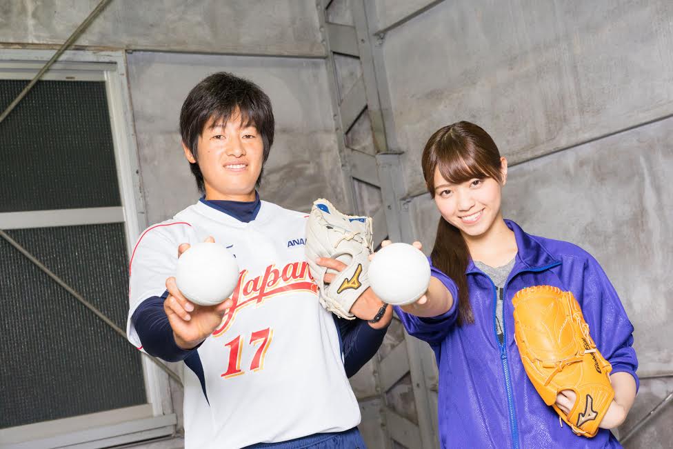 上野由岐子投手と西野七瀬。 (c)「初森ベマーズ」製作委員会