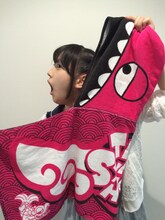 新グッズ「フード付タオル」のマネをする安藤ゆず。