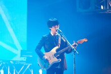 「LIVE MONSTER LIVE」出演時の斎藤宏介（UNISON SQUARE GARDEN）。 （撮影：植松千波）