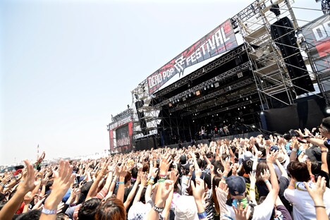 キュウソネコカミ「DEAD POP FESTiVAL 2015」公演の様子。（撮影：半田安政[Showcase]）