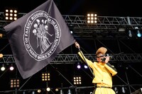 SEKAI NO OWARI「Dragon Night」の替え歌を歌いながら登場する綾小路翔（氣志團 / Dragon Voice）。（撮影：半田安政［showcase］）