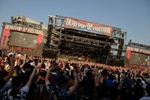 MONGOL800「DEAD POP FESTiVAL 2015」公演の様子。（撮影：半田安政[Showcase]）