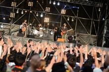 MONGOL800「DEAD POP FESTiVAL 2015」公演の様子。（撮影：半田安政[Showcase]）