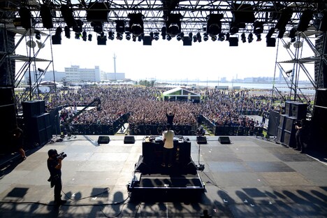 MIGHTY CROWN「DEAD POP FESTiVAL 2015」公演の様子。（撮影：半田安政[Showcase]）