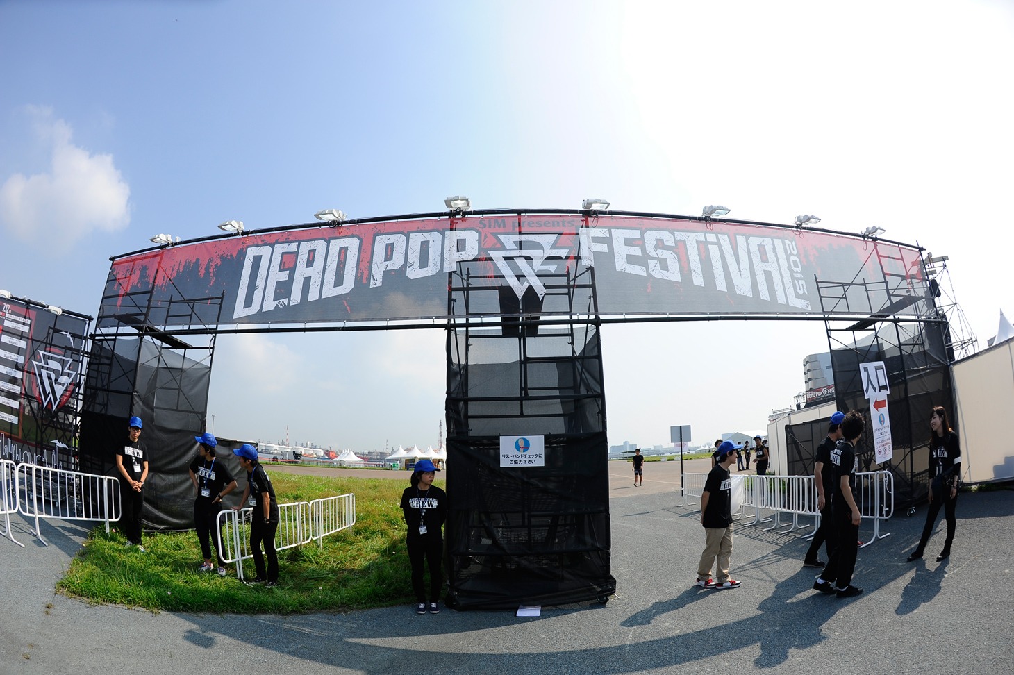 「DEAD POP FESTiVAL 2015」入場ゲート（Photo by yuji honda）