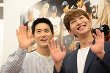 左からスホ（EXO）、オンユ（SHINee）。