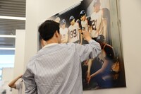 サインを書くスホ（EXO）。