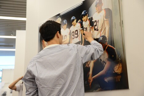 サインを書くスホ(EXO)。