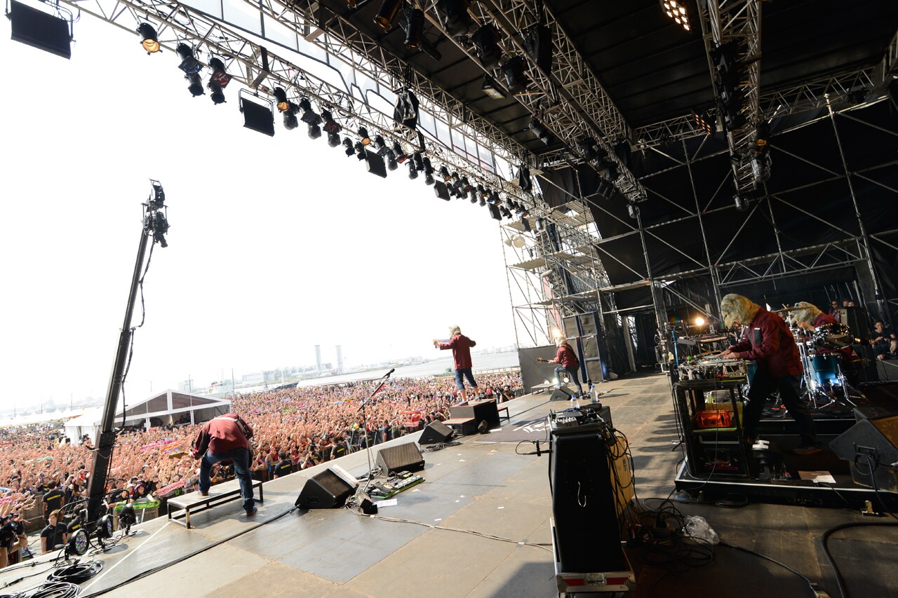 今一番熱イノハココ！MAN WITH A MISSION、MAH＆ゴジラと「FLY AGAIN」