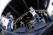 NUBO＆オーラル、アグレッシブに魅せた「DEAD POP FES」中盤戦