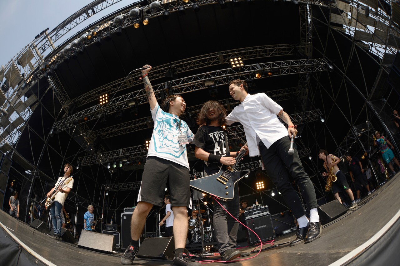 盟友SiMも見届けた！HEY-SMITH、完全復活を印象付けた灼熱ステージ