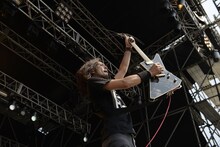 猪狩秀平（G, Vo / HEY-SMITH）（撮影：半田安政［showcase］）