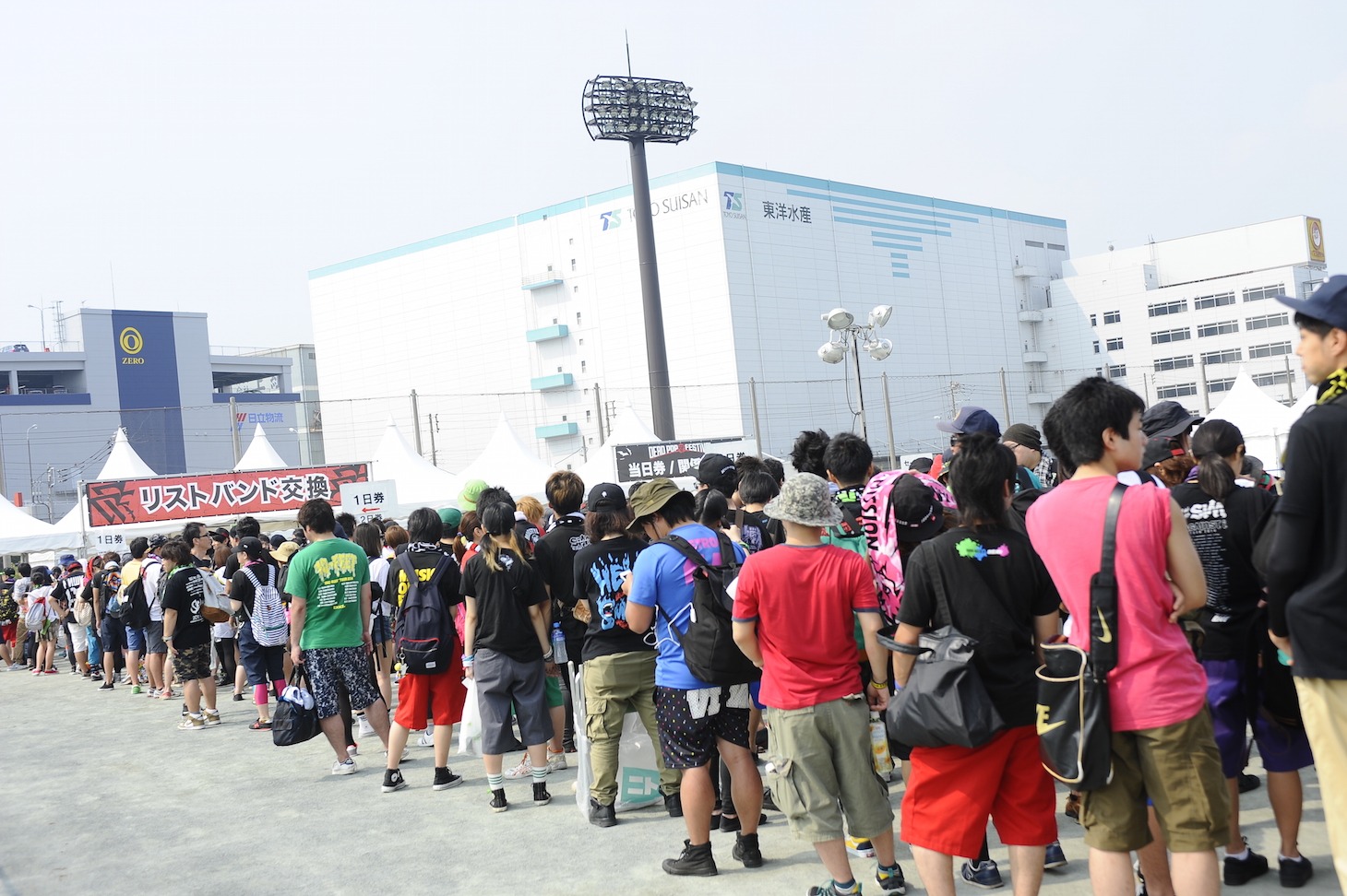 「DEAD POP FESTiVAL 2015」2日目の会場の様子。（Photo by yuji honda）