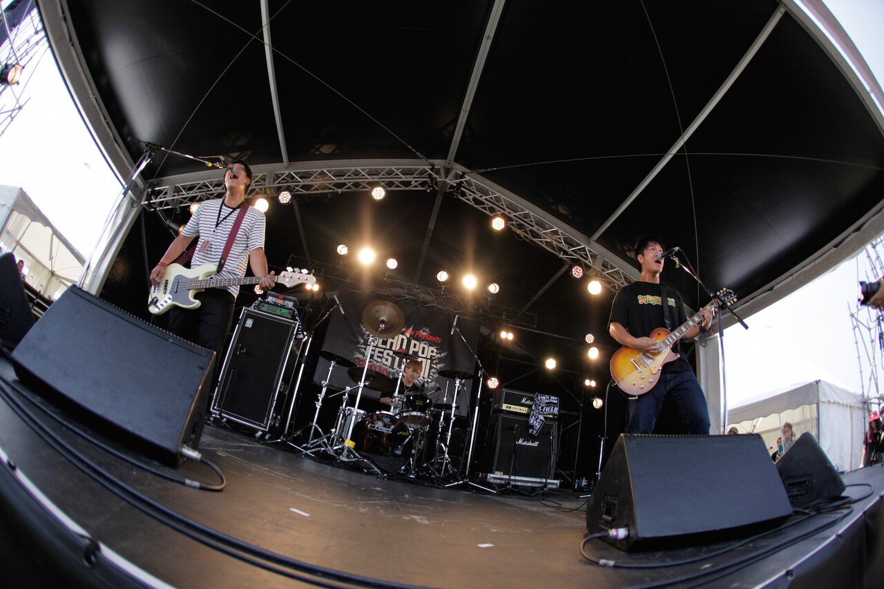 SiM主催「DEAD POP FES」2日目、LOOK LIKEの熱演で開幕