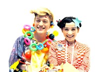 左からこんどうようぢ、篠原ともえ。