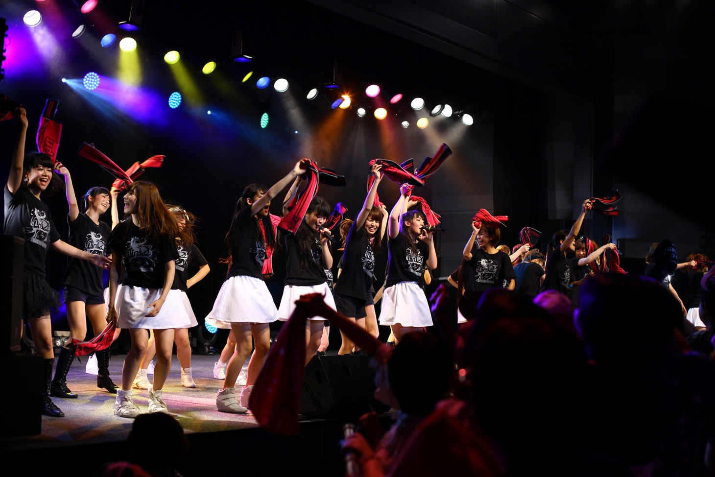 LinQ LIVEHOUSE CIRQUIT 2015 SPECIAL「まだまだ終わらん LinQ の『わ』大作戦!!」ファイナル公演の様子。 （写真提供：ジョブネット）