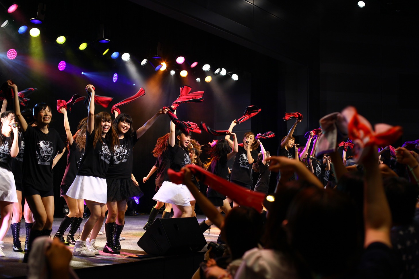 LinQ LIVEHOUSE CIRQUIT 2015 SPECIAL「まだまだ終わらん LinQ の『わ』大作戦!!」ファイナル公演の様子。 （写真提供：ジョブネット）