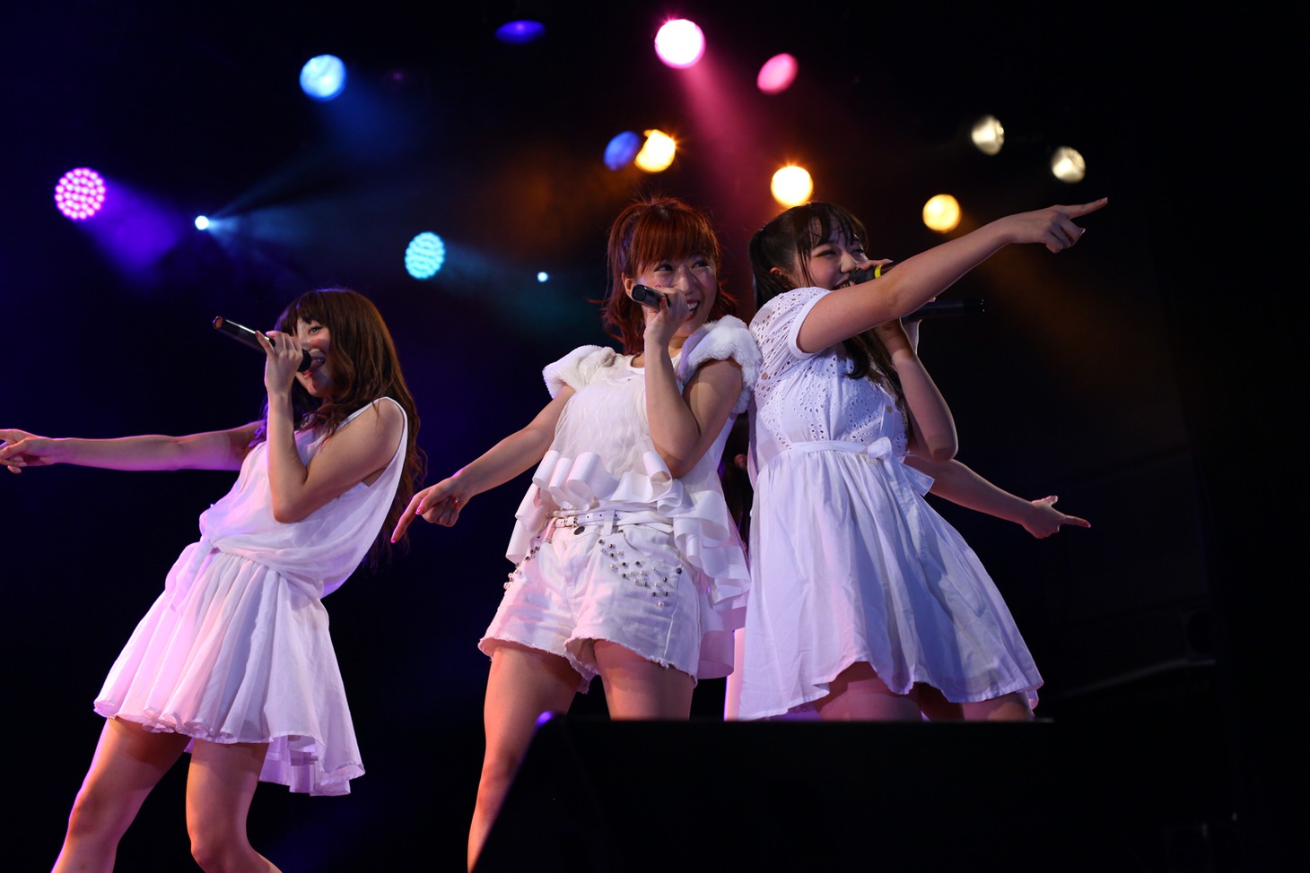 LinQ LIVEHOUSE CIRQUIT 2015 SPECIAL「まだまだ終わらん LinQ の『わ』大作戦!!」ファイナル公演の様子。 （写真提供：ジョブネット）