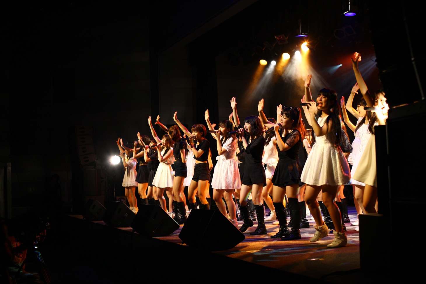 LinQ LIVEHOUSE CIRQUIT 2015 SPECIAL「まだまだ終わらん LinQ の『わ』大作戦!!」ファイナル公演の様子。 （写真提供：ジョブネット）