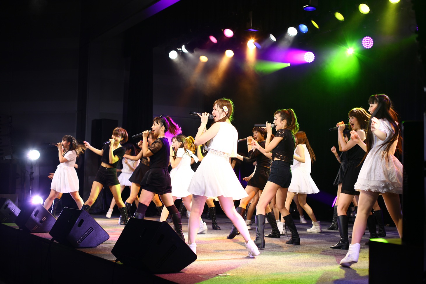 LinQ LIVEHOUSE CIRQUIT 2015 SPECIAL「まだまだ終わらん LinQ の『わ』大作戦!!」ファイナル公演の様子。 （写真提供：ジョブネット）