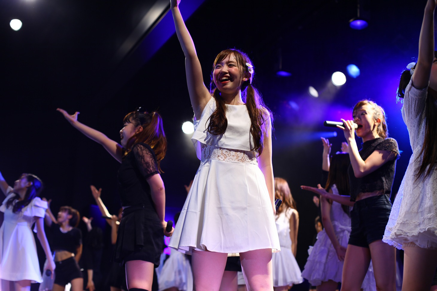 LinQ LIVEHOUSE CIRQUIT 2015 SPECIAL「まだまだ終わらん LinQ の『わ』大作戦!!」ファイナル公演の様子。 （写真提供：ジョブネット）