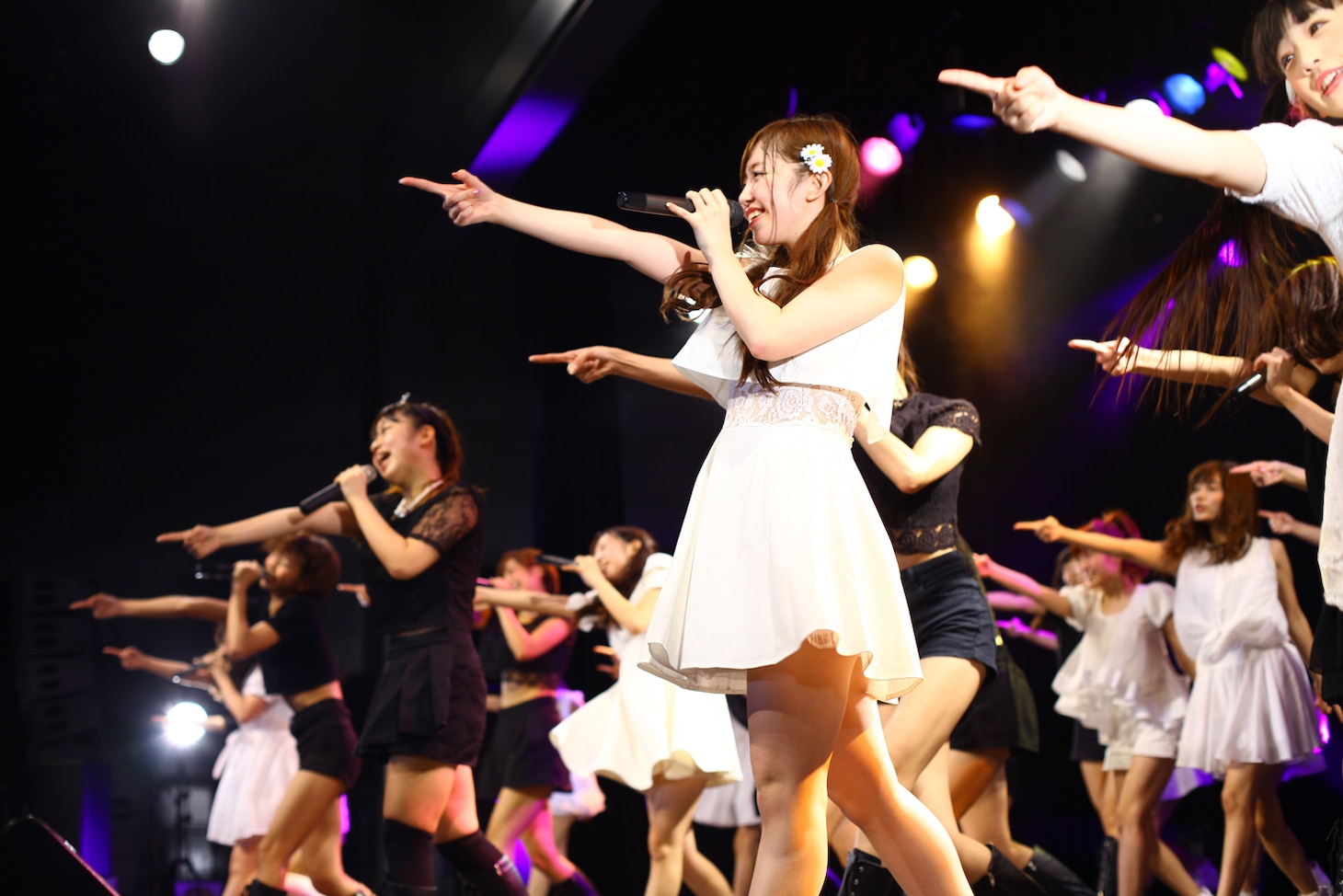 LinQ LIVEHOUSE CIRQUIT 2015 SPECIAL「まだまだ終わらん LinQ の『わ』大作戦!!」ファイナル公演の様子。 （写真提供：ジョブネット）