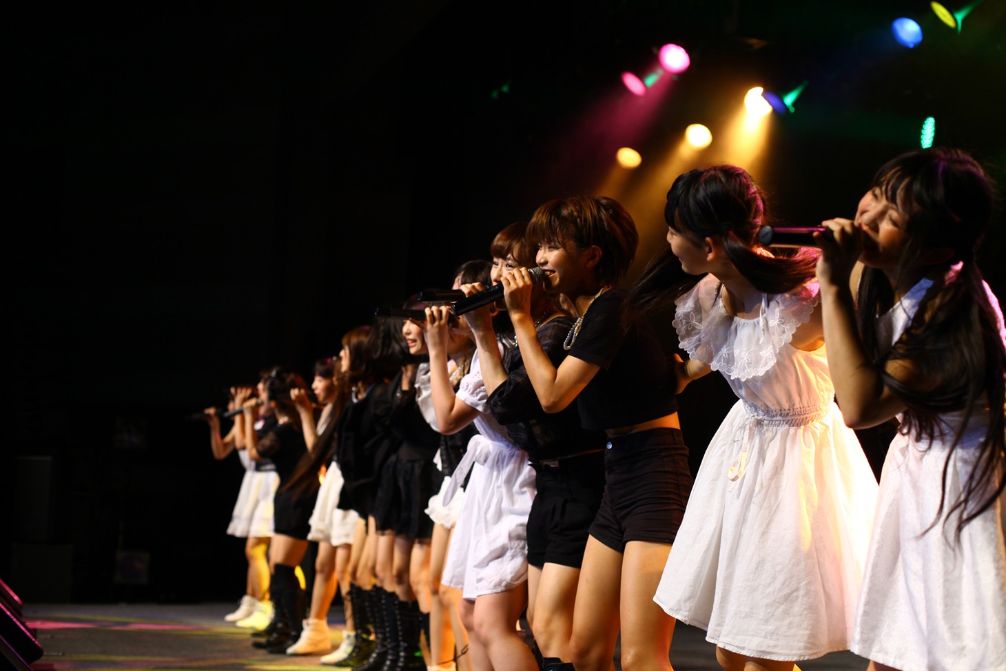 LinQ LIVEHOUSE CIRQUIT 2015 SPECIAL「まだまだ終わらん LinQ の『わ』大作戦!!」ファイナル公演の様子。 （写真提供：ジョブネット）