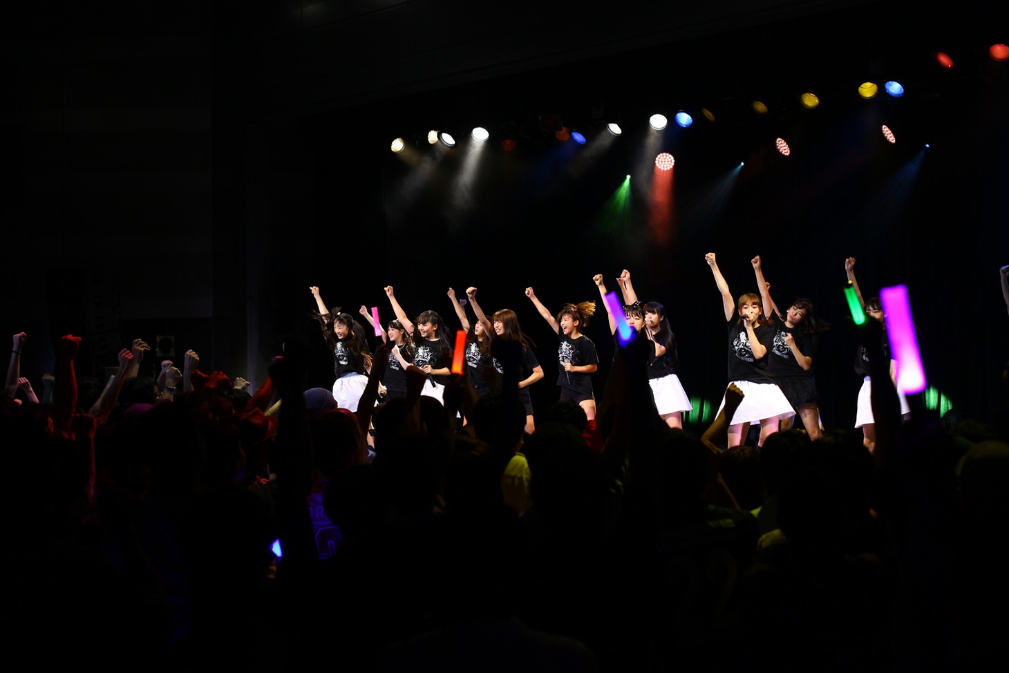 LinQ LIVEHOUSE CIRQUIT 2015 SPECIAL「まだまだ終わらん LinQ の『わ』大作戦!!」ファイナル公演の様子。 （写真提供：ジョブネット）