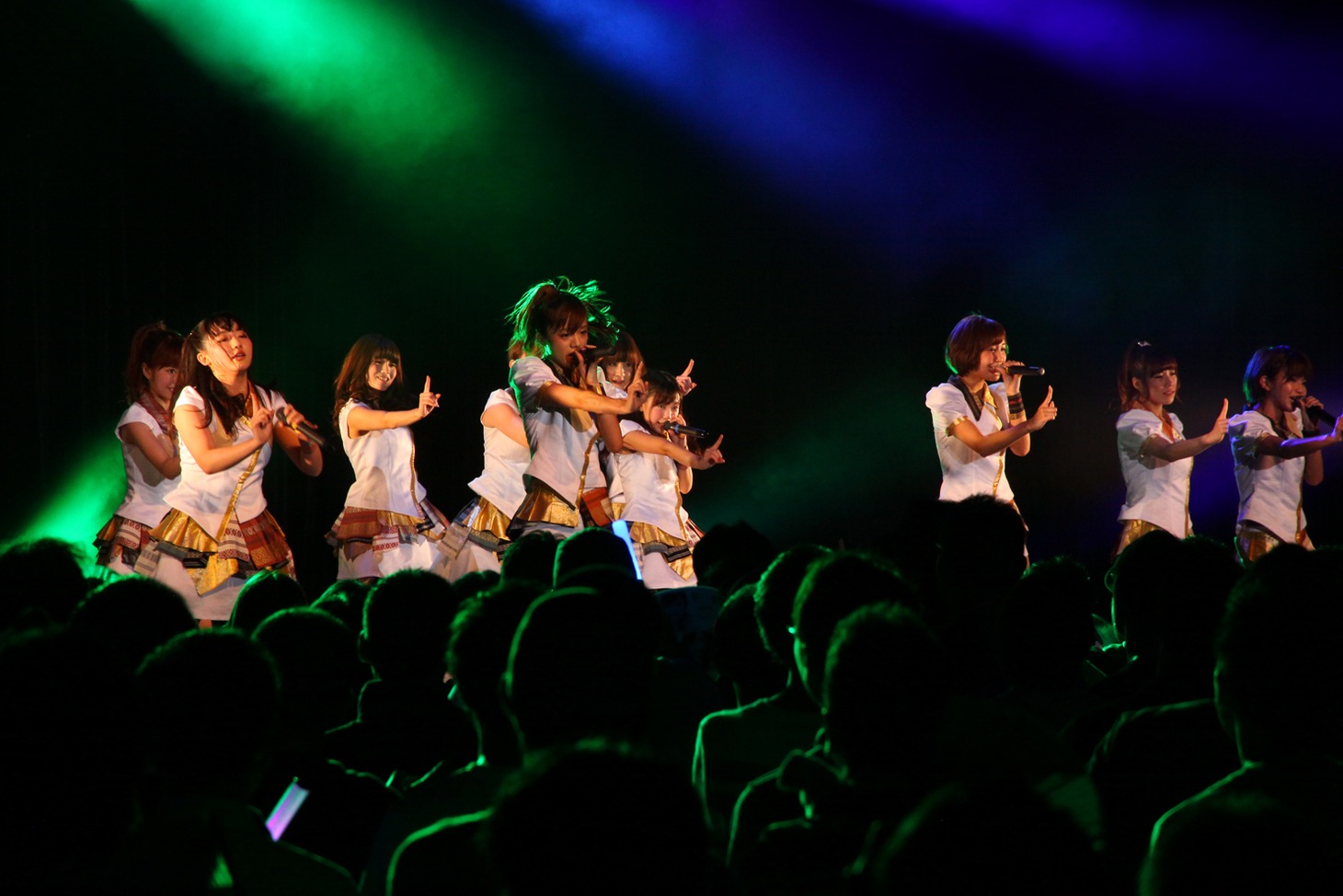 LinQ LIVEHOUSE CIRQUIT 2015 SPECIAL「まだまだ終わらん LinQ の『わ』大作戦!!」ファイナル公演の様子。 （写真提供：ジョブネット）