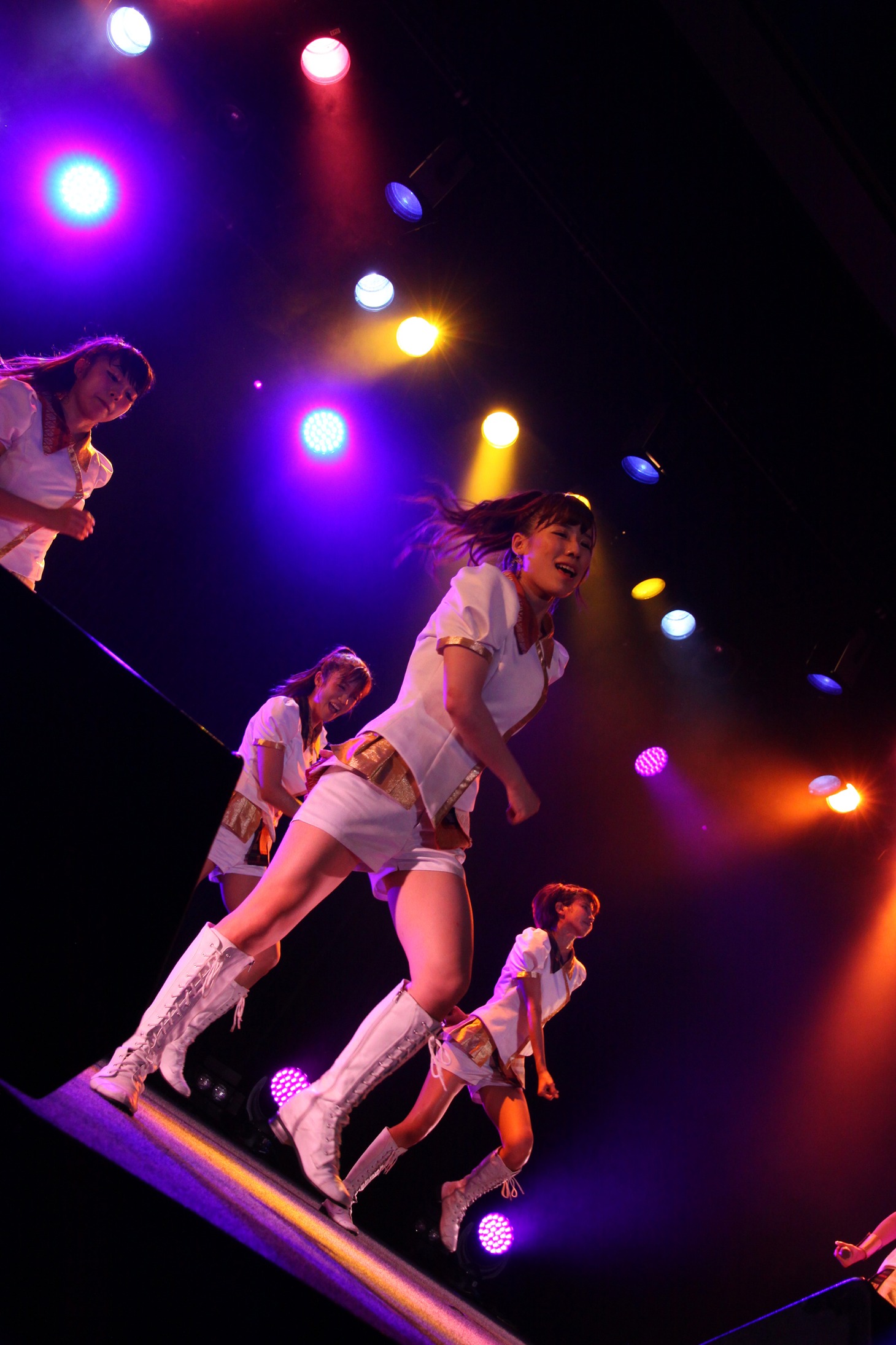 LinQ LIVEHOUSE CIRQUIT 2015 SPECIAL「まだまだ終わらん LinQ の『わ』大作戦!!」ファイナル公演の様子。 （写真提供：ジョブネット）