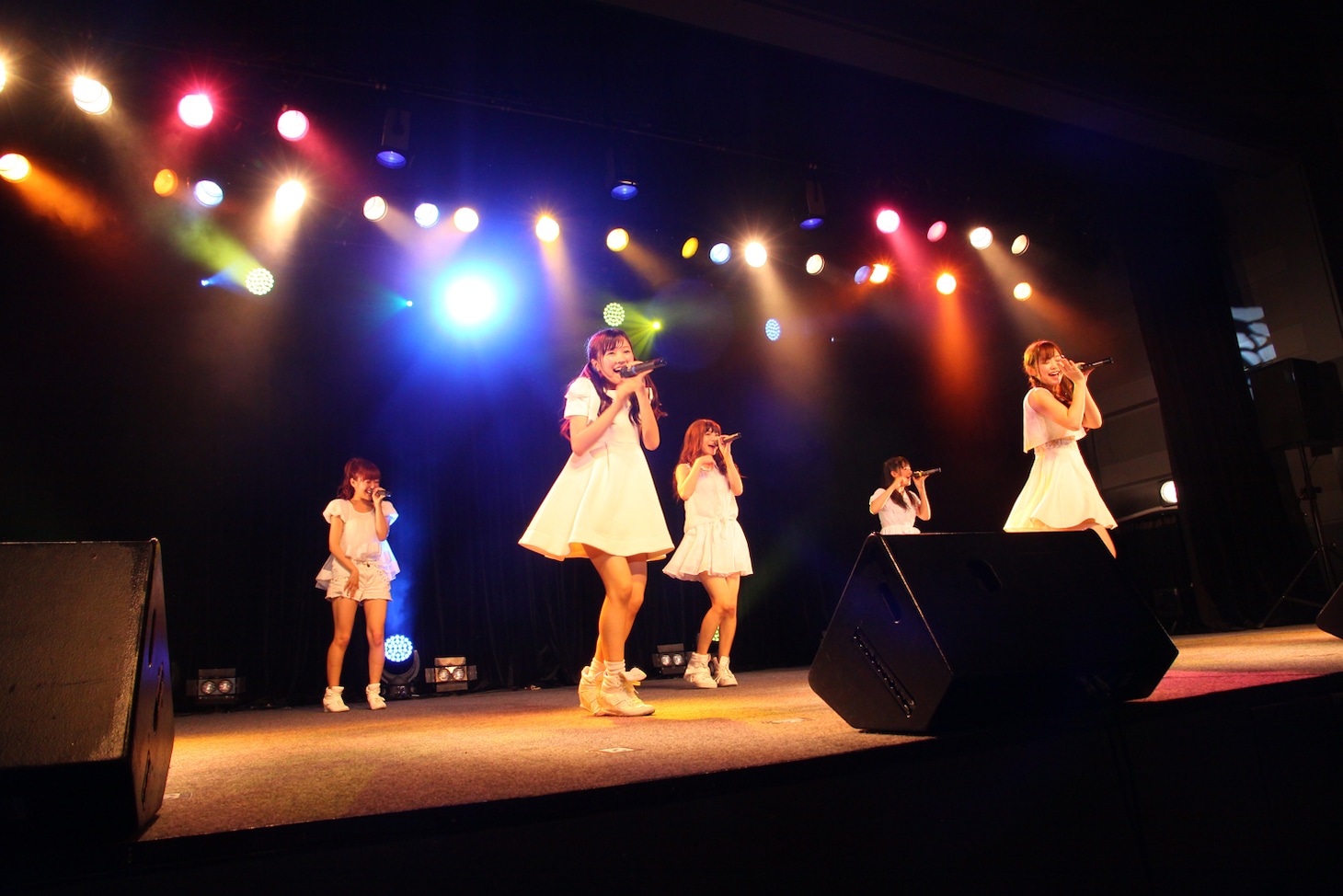 LinQ LIVEHOUSE CIRQUIT 2015 SPECIAL「まだまだ終わらん LinQ の『わ』大作戦!!」ファイナル公演の様子。 （写真提供：ジョブネット）
