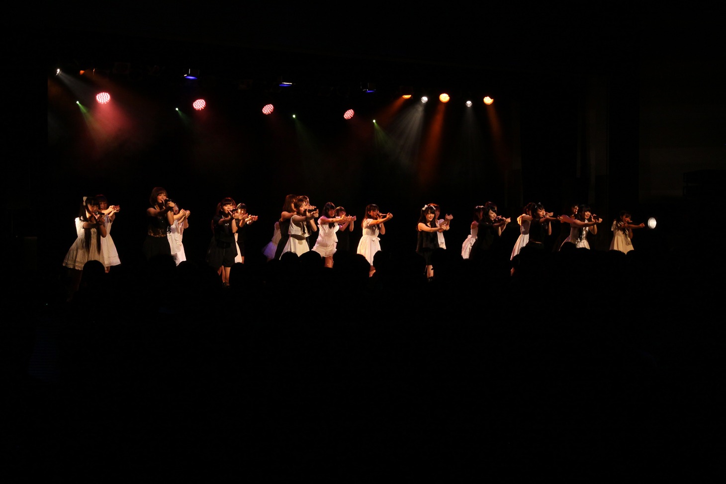LinQ LIVEHOUSE CIRQUIT 2015 SPECIAL「まだまだ終わらん LinQ の『わ』大作戦!!」ファイナル公演の様子。 （写真提供：ジョブネット）