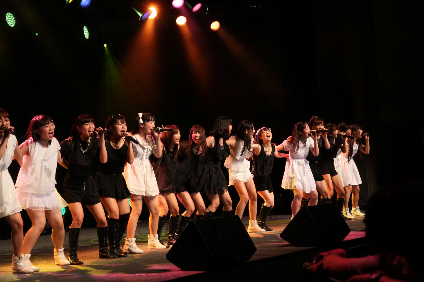 LinQ LIVEHOUSE CIRQUIT 2015 SPECIAL「まだまだ終わらん LinQ の『わ』大作戦!!」ファイナル公演の様子。 （写真提供：ジョブネット）