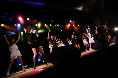 LinQ LIVEHOUSE CIRQUIT 2015 SPECIAL「まだまだ終わらん LinQ の『わ』大作戦!!」ファイナル公演の様子。 （写真提供：ジョブネット）