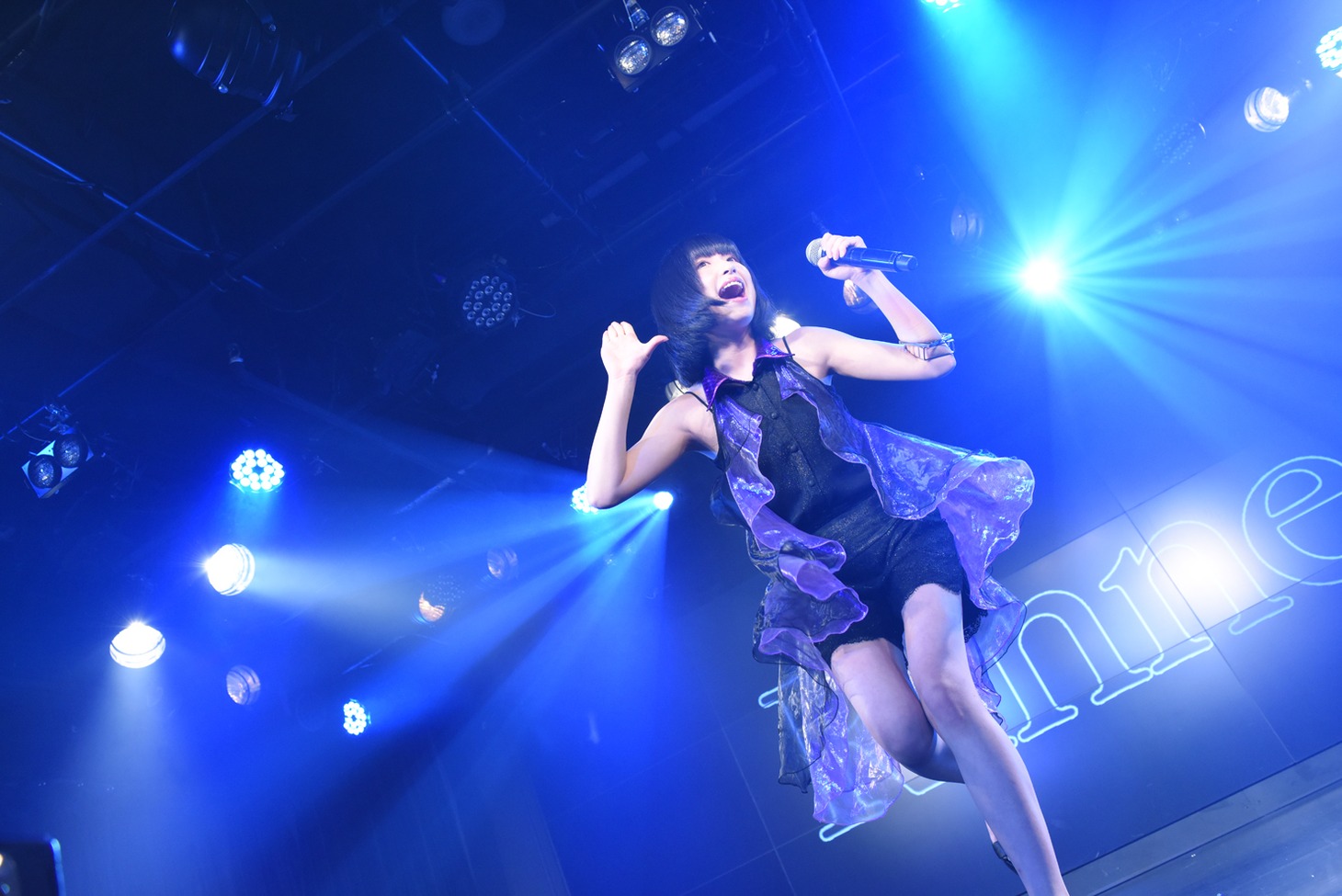 吉田凜音によるライブの様子。