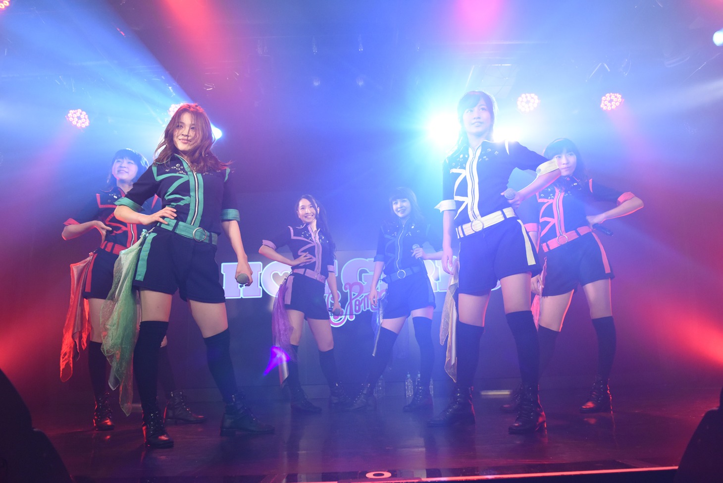La PomPonによるライブの様子。