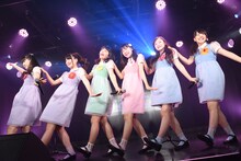 ハコイリ▽ムスメによるライブの様子。