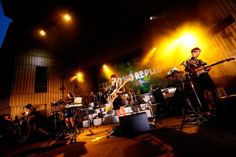 Czecho No Republic「帰ってきたドリームシャワー 夏だ！ 野音だ！ Czecho No Republicだ！ 初の日比谷野音ワンマン」の様子。 （撮影：山川哲矢）