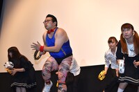 切れ味の鋭いダンスで観客と登壇者を爆笑させたGONZO（左から2番目）とダンサー集団。