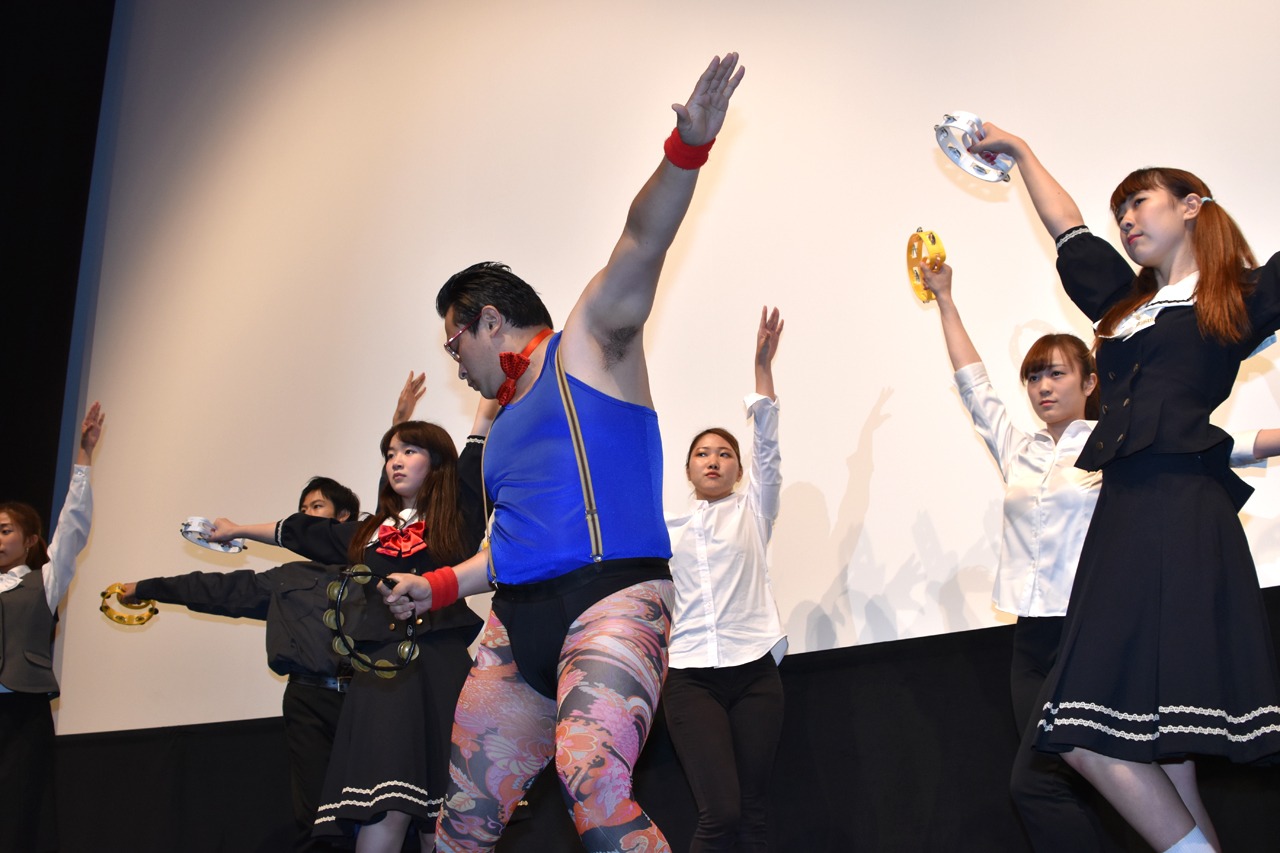 GONZO（中央）とダンサー集団の華麗なダンス。