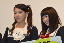 「脳漿炸裂ガール」完成披露試写会舞台挨拶の様子。左から竹富聖花、柏木ひなた。
