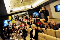 女王蜂のメンバーと宴会参加者の記念写真。